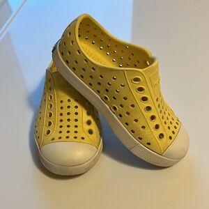 Size 8 Yellow Natives - good condition!